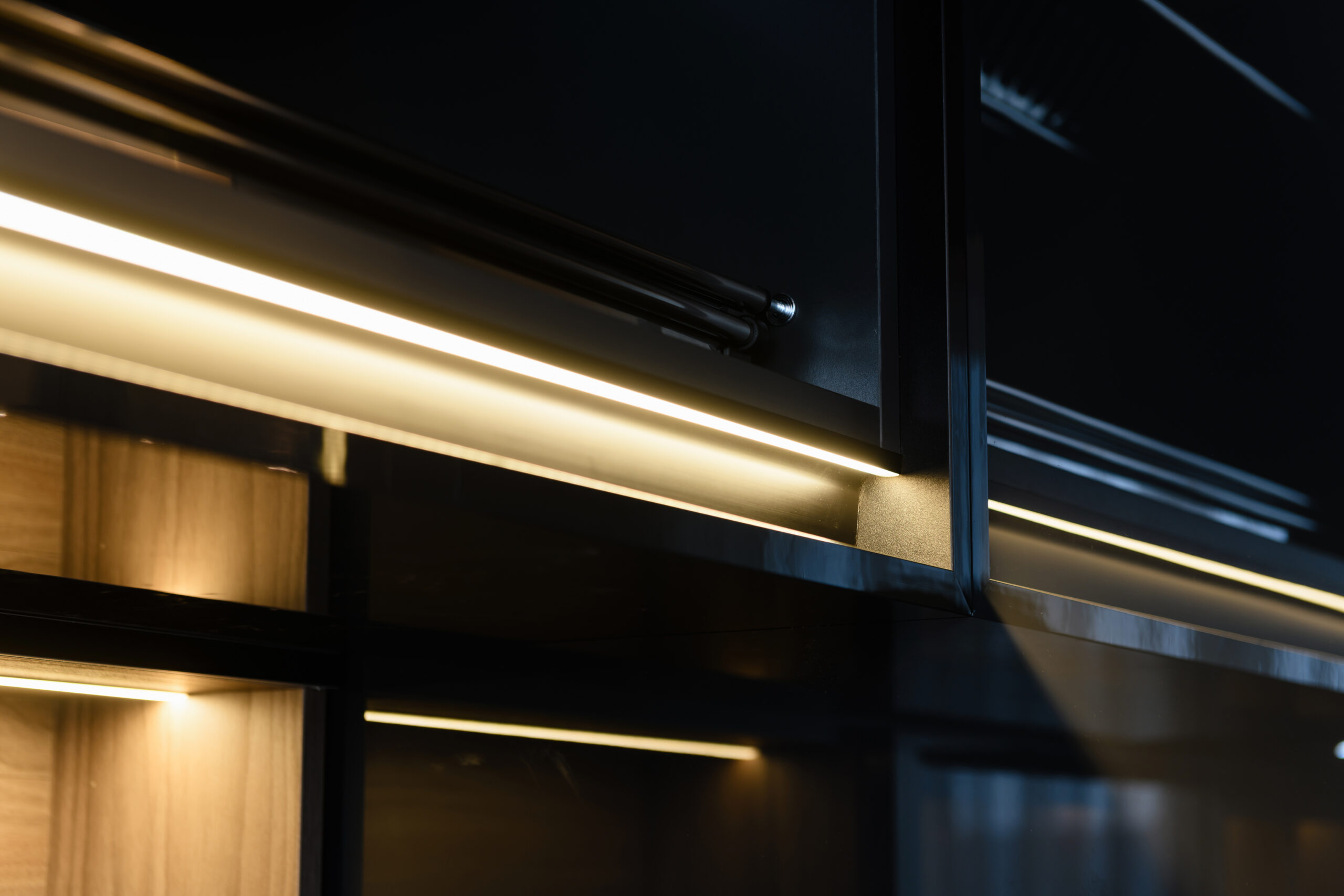LED-Leuchtschreifen in Regalen