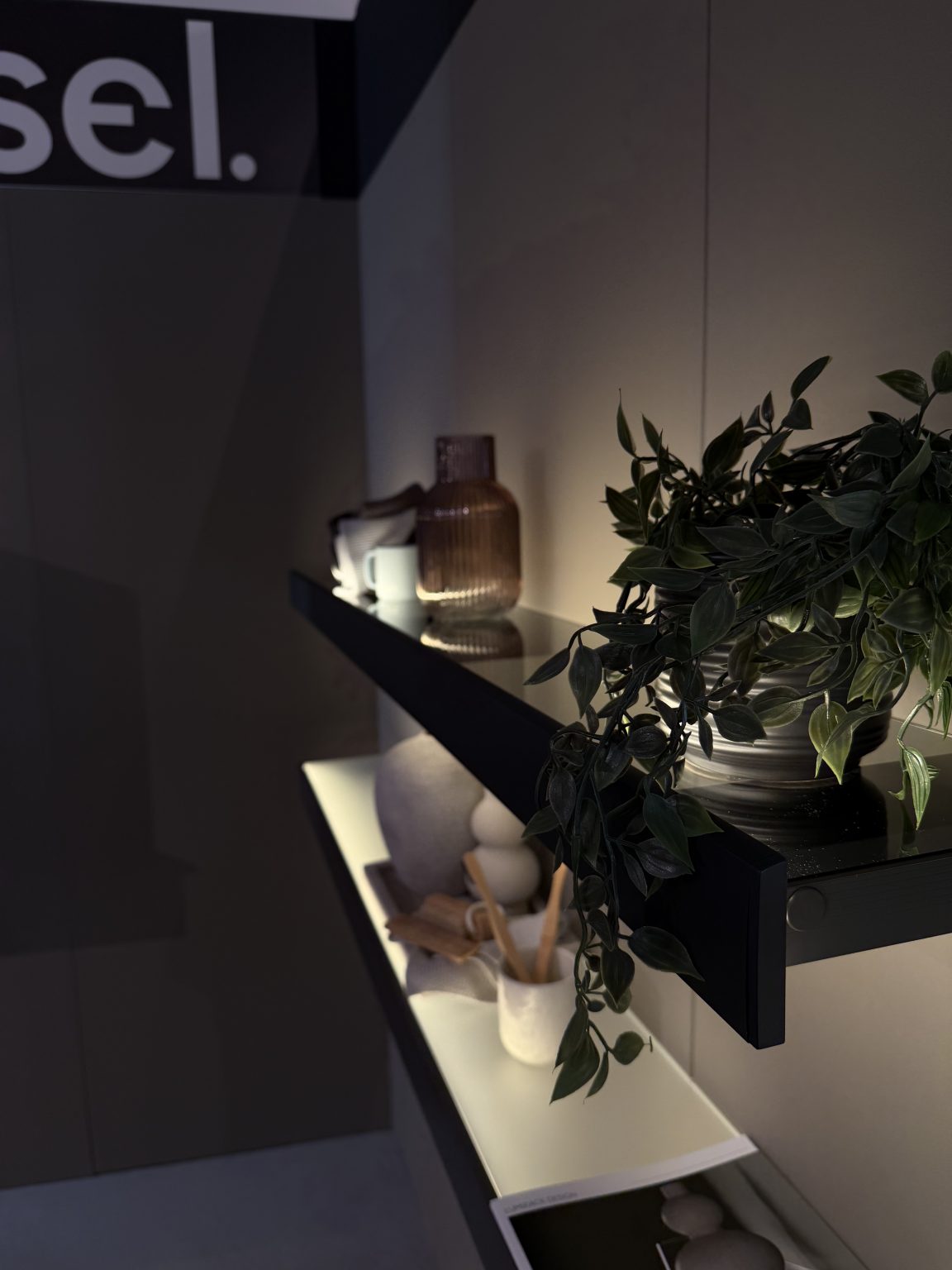 Beleuchtete Wandregale